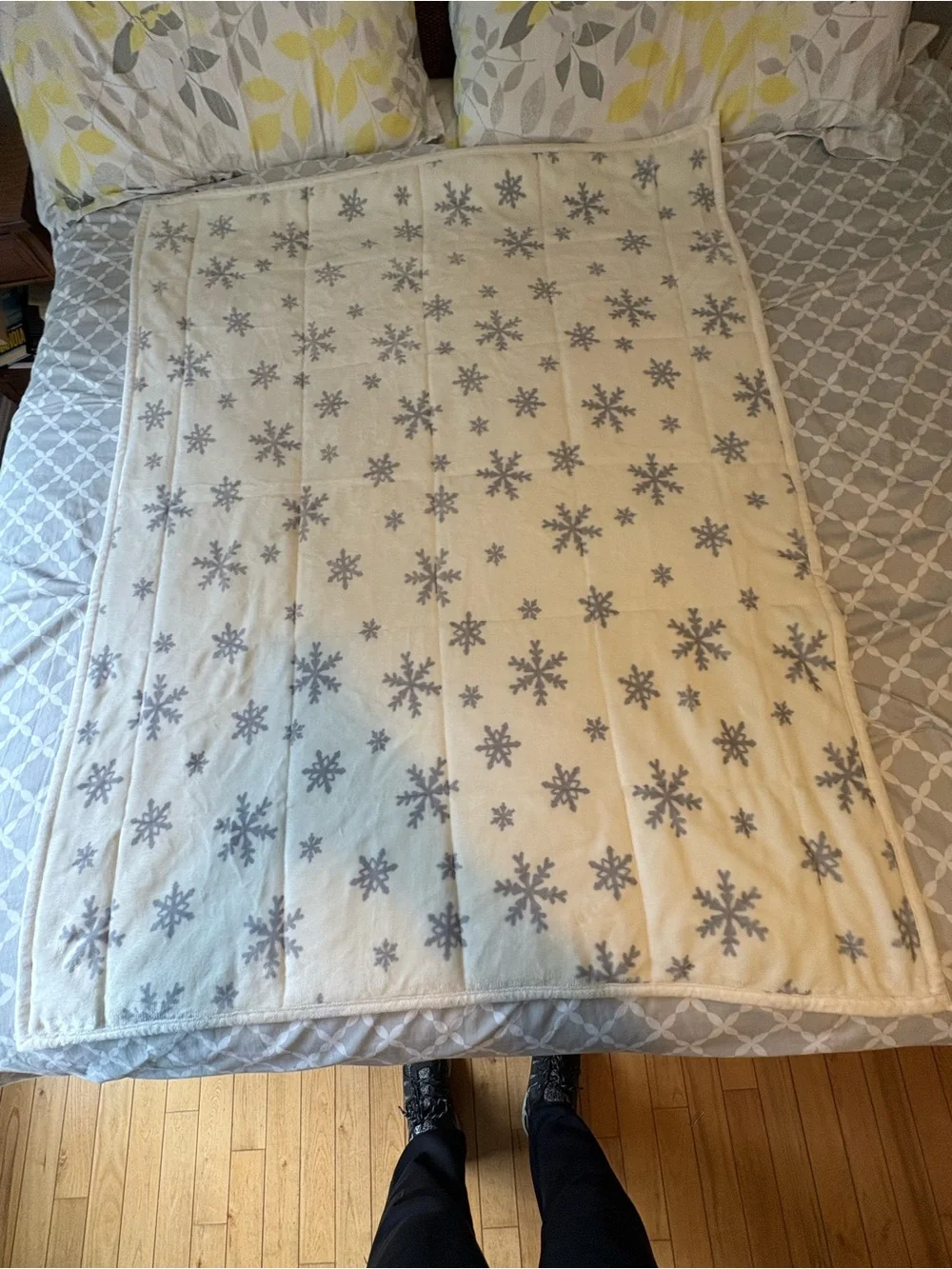 Cuddl Duds White Throw Blanket with Light Gray Snowflakes-2 sided fleece-50”x60”